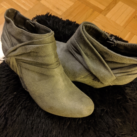 ✨(3 for 50$)✨ Wild Diva Grey Wedge Booties - Picture 3 of 3